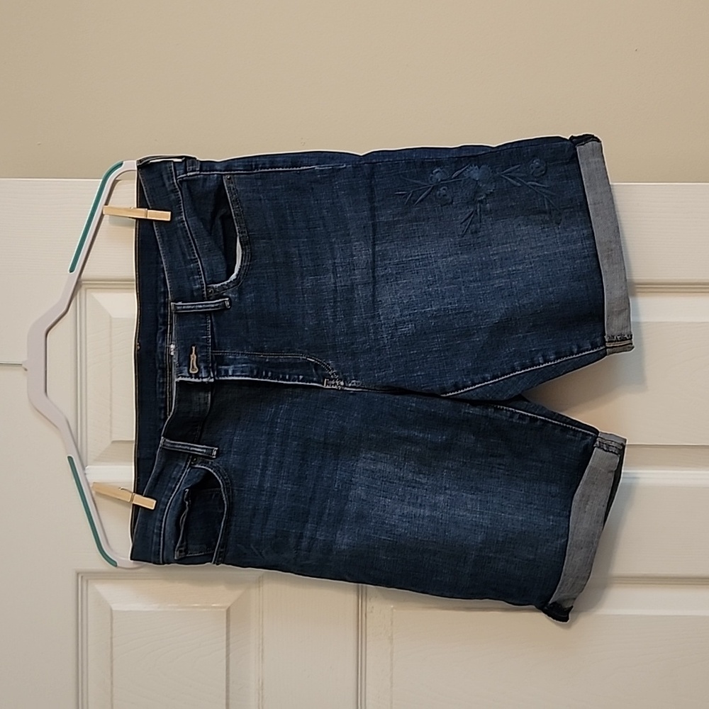 Levi short